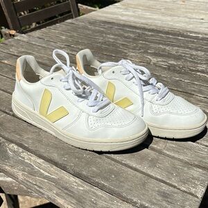 Veja V-10 Sneakers Size 8/39
